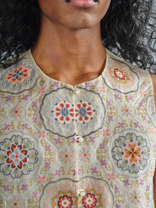 BAO XIANG FLOWER SEED STITCH SILK VEST